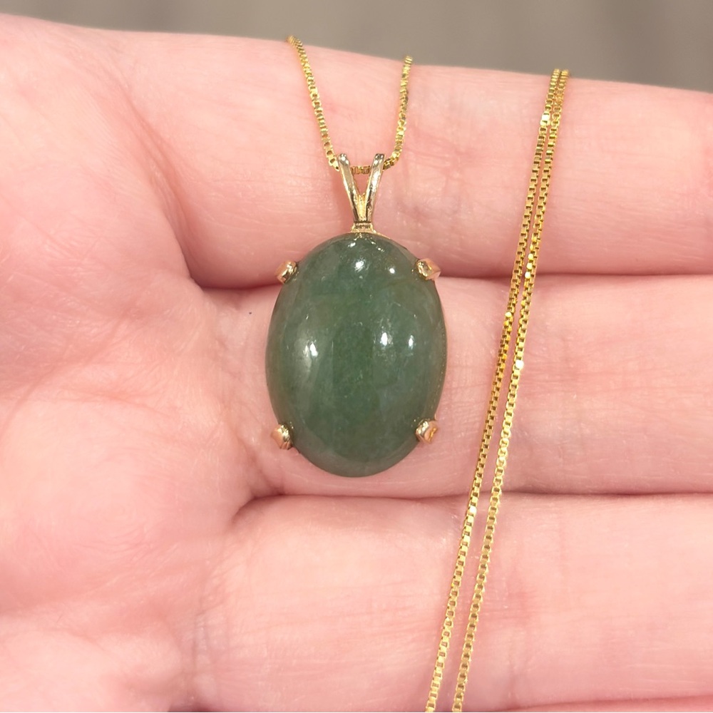Vintage 14K Gold Jadeite Necklace - Elegant Oval Cabochon Pendant - Picture 4 of 14